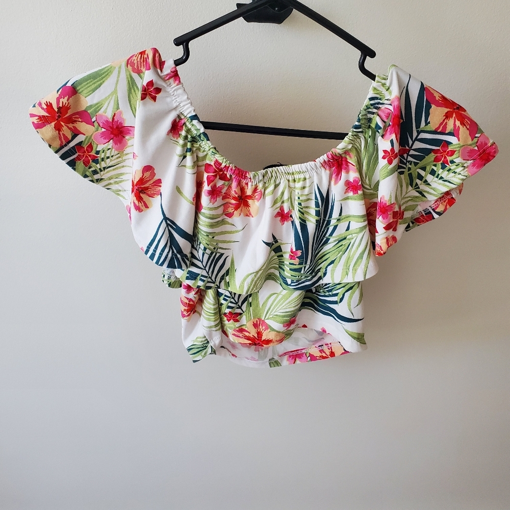 Love off the shoulder short sleeve shirt. Size medium. Pretty tropical print - Picture 7 of 8